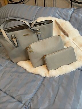 Yzaoll Tote Bag & Matching Pouch & wallet
Gently used
Some scuffs (wallet mostly